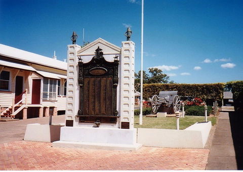 Gayndah War Memorial - Darwin Holiday 0