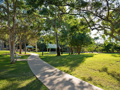 Millennium Esplanade And Tannum Sands Beach - Darwin Holiday 0