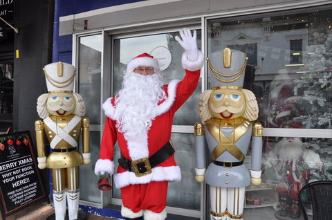 Mrs Claus And Santa - Darwin Holiday 0