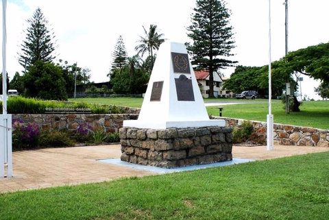 Dunwich War Memorial - Darwin Holiday 0
