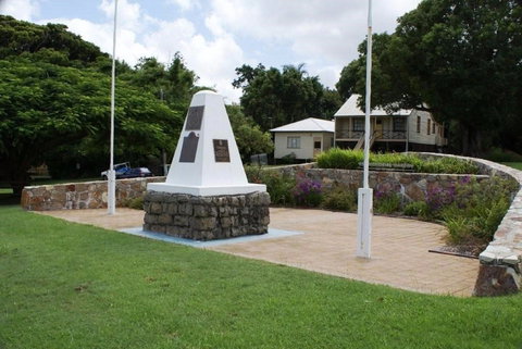 Dunwich War Memorial - Darwin Holiday 1
