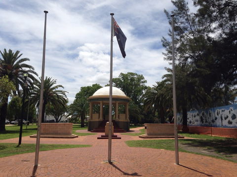 Kingaroy Memorial Park - Darwin Holiday 0