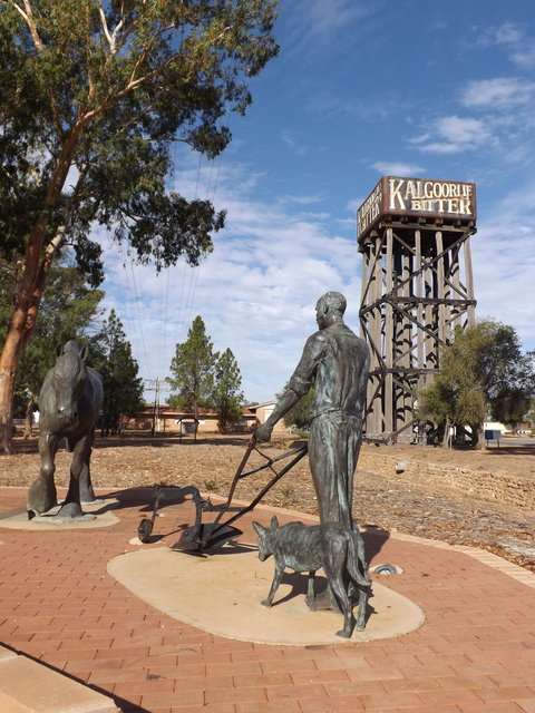 Merredin Railway Water Tower - Darwin Holiday 0