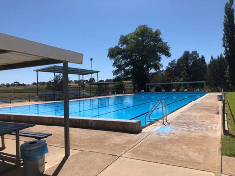 Molong Swimming Pool - Darwin Holiday 0