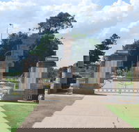 Warwick War Memorial and Gates - Darwin Holiday