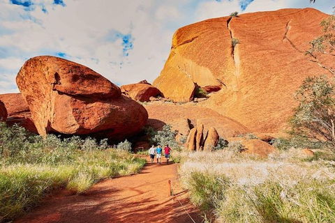 Explore Uluru: 7 Hours Guide Tour At Sunrise With Light Breakfast - Darwin Holiday 2