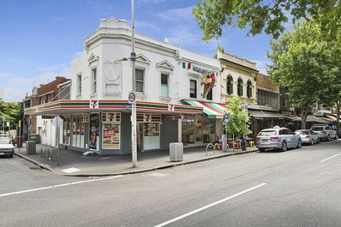 Carlton To Melbourne Airport Special Or The Other Way Around - Darwin Holiday 0