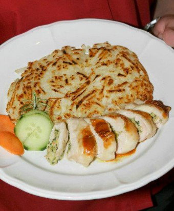 Des Alpes Swiss Restaurant - Darwin Holiday 4