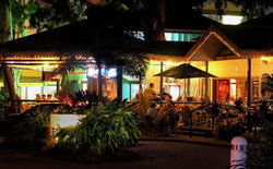 Apres Beach Bar & Grill - Palm Cove - Darwin Holiday 1
