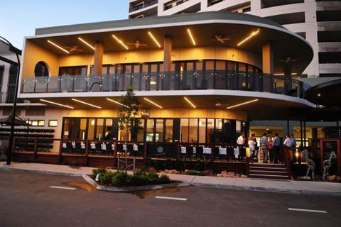 Q Bar & Brasserie On The Avenue - Darwin Holiday 1