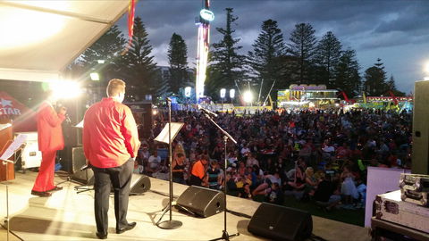 A Luminous Christmas At The Entrance - Darwin Holiday 0