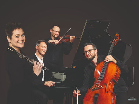 Eggner Trio & Diana Doherty - Darwin Holiday 0