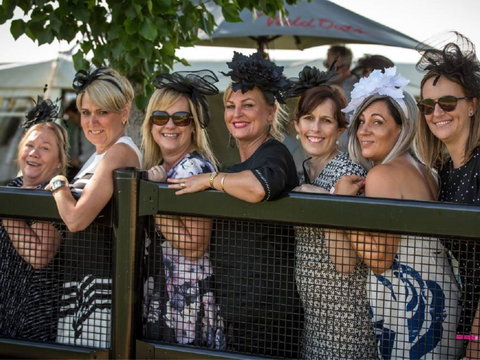Foodies Race Day And Night Markets - Darwin Holiday 2