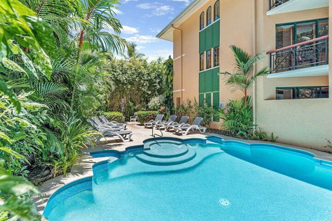 Martinique On Macrossan - Darwin Holiday 3