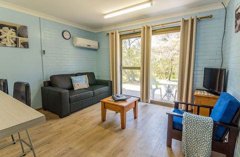 Emu Beach Chalets - Darwin Holiday 3