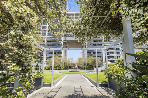 Meriton Suites Broadbeach, Gold Coast - Darwin Holiday 3