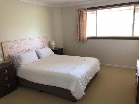 2 Jocelyn Street. Dalmeny - Darwin Holiday 6