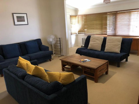 2 Jocelyn Street. Dalmeny - Darwin Holiday 5