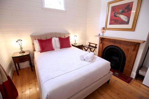 Poets Cottage Fireplace Close To Treks - Darwin Holiday 6