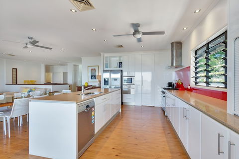 Seascape Luxury Beachfront Holiday House - Darwin Holiday 4