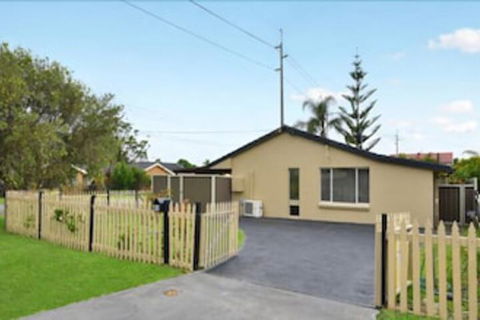 Bass House - Darwin Holiday 1