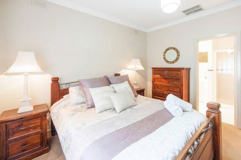 Ayr House Echuca Holiday Homes - Darwin Holiday 3