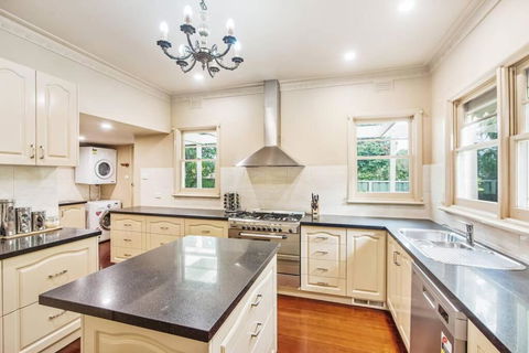 Ayr House Echuca Holiday Homes - Darwin Holiday 4