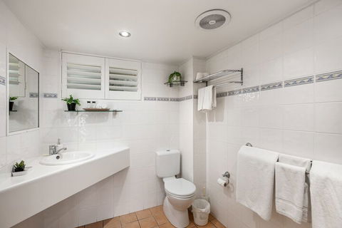 Sunlit Waters Studio Apartments - Darwin Holiday 5