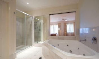 Lakeside Suites 4 - Darwin Holiday 1