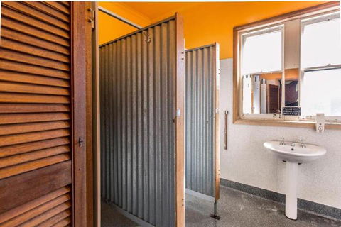 The Pickled Frog - Darwin Holiday 7