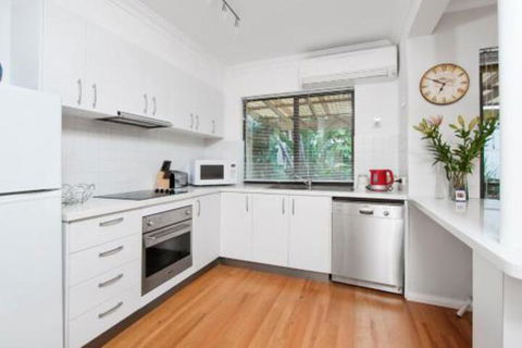 Bedford Terrace 1 - Darwin Holiday 0