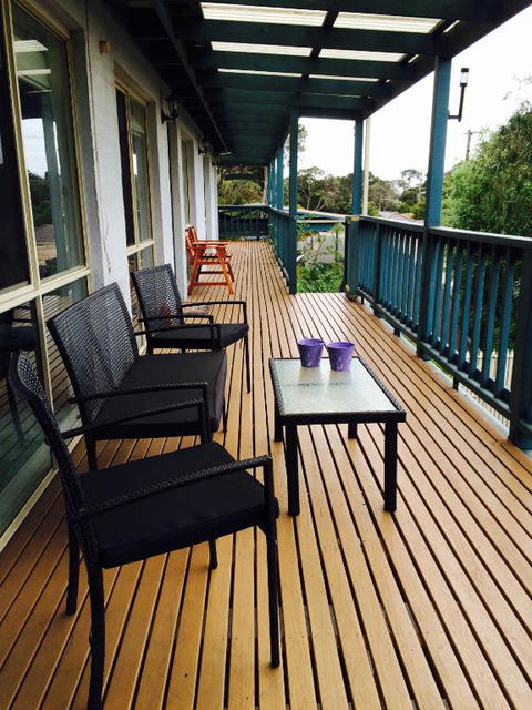 Nest On A Crest - Darwin Holiday 3