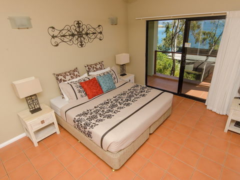 Compass Point - Darwin Holiday 0