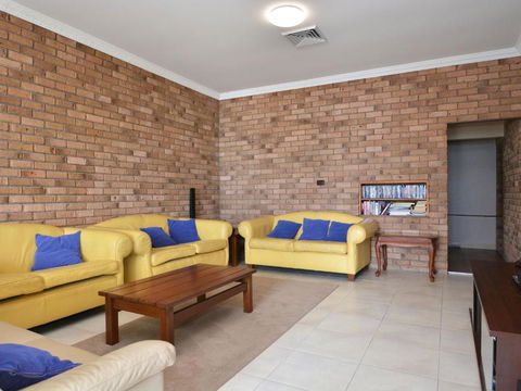 The House On The Lake At Fishing Point Lake Macquarie Honestly Put The Line In & Catch Fish - Darwin Holiday 1