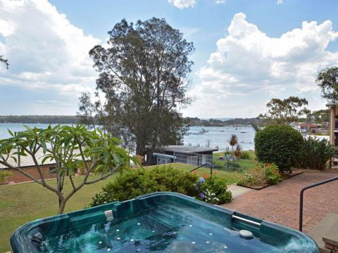 The House On The Lake At Fishing Point Lake Macquarie Honestly Put The Line In & Catch Fish - Darwin Holiday 2