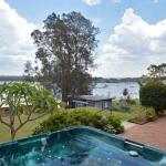 The House On The Lake At Fishing Point Lake Macquarie Honestly Put The Line In & Catch Fish - Darwin Holiday 0