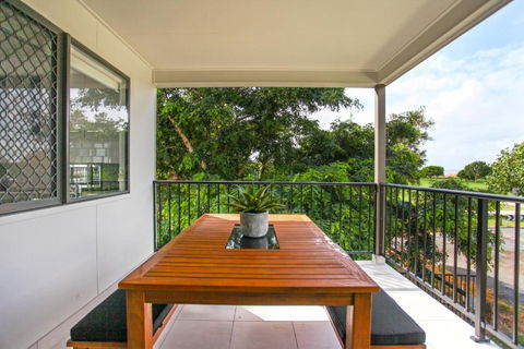 Beach Breeze Holiday House - Darwin Holiday 1