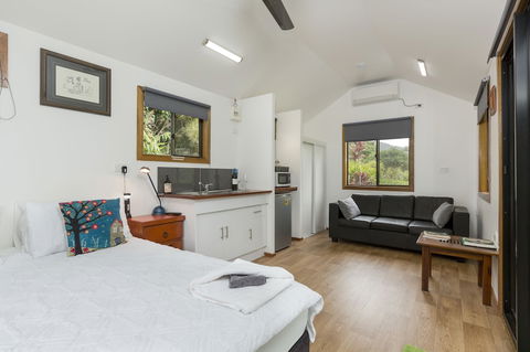 Mena Creek Flower House - Darwin Holiday 5