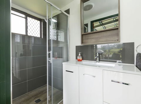 Mena Creek Flower House - Darwin Holiday 4