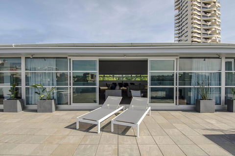 Sydney East Luxury Apartment - Darwin Holiday 1