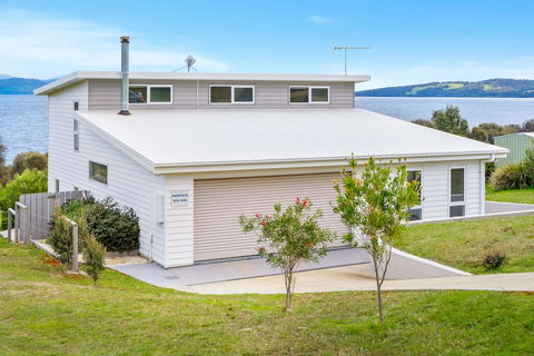 Manfield Seaside Bruny Island - Darwin Holiday 0