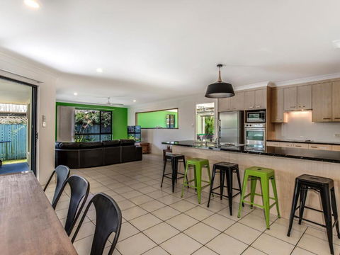 Coolum Waves Pet Friendly Holiday House - Darwin Holiday 6