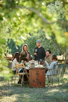 Olio Bello Lakeside Glamping - Darwin Holiday 1