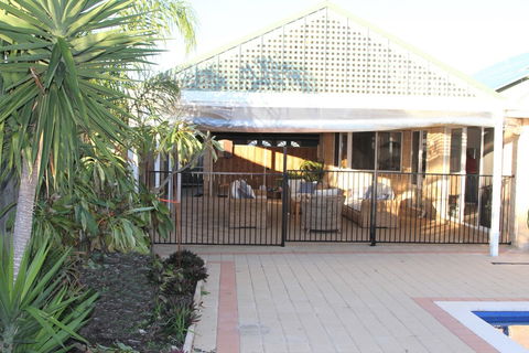 Castaway - Darwin Holiday 0