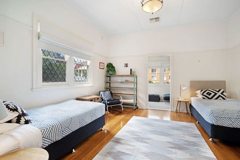 Newcastle Executive Homes - Cooks Hill Cottage - Darwin Holiday 6