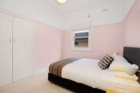 Newcastle Executive Homes - Cooks Hill Cottage - Darwin Holiday 2