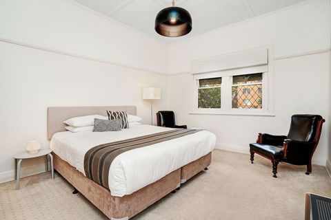 Newcastle Executive Homes - Cooks Hill Cottage - Darwin Holiday 0