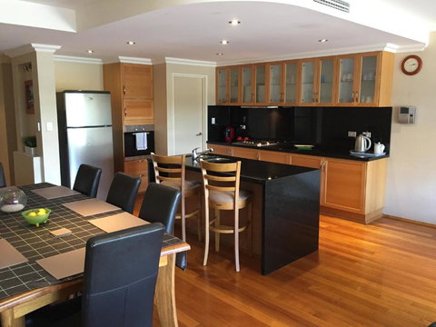 Huge House On The Grand Canal - Darwin Holiday 6