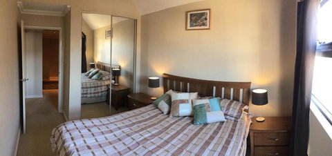 Huge House On The Grand Canal - Darwin Holiday 4