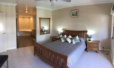 Huge House On The Grand Canal - Darwin Holiday 3